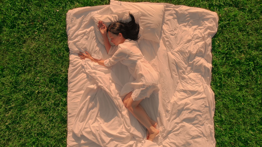 女性睡在绿草上视频