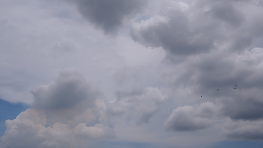 白云和黑雨云的时空消逝烟雾在白天明亮的天空中飞速移动视频