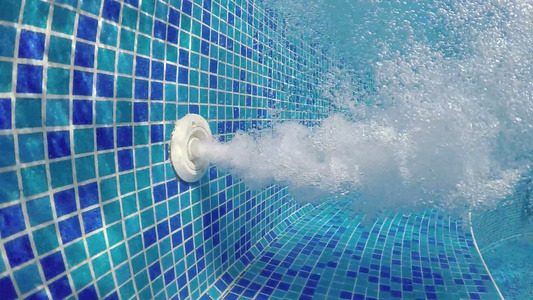 按摩浴缸喷射的气泡在温泉池的气泡蓝色水中抽象背景慢动作视频