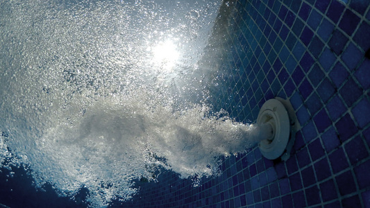 水下气泡上升到水面来自热按摩浴缸水疗喷射的水下表面视频