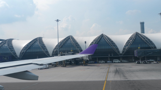 在Bangkok机场搭乘飞机的出租车视频