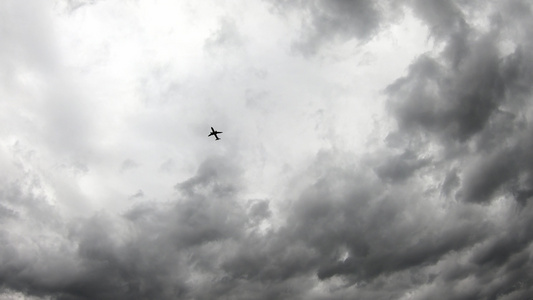 飞机在空中飞行雨云移动得很快视频