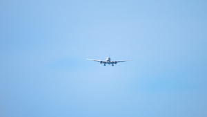 飞机从海洋上空接近20秒视频