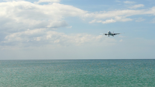 飞机从海洋上空接近视频