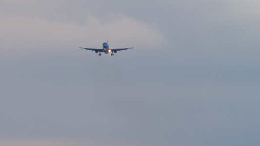 飞机从海洋上空接近视频