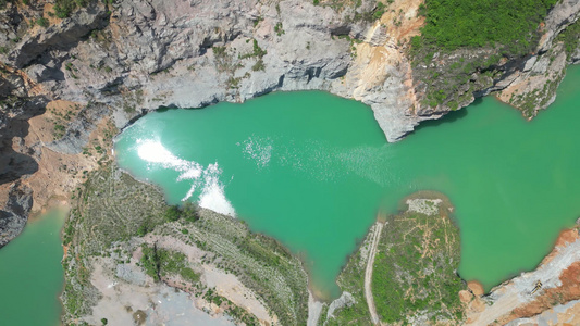 大自然蓝色湖泊沟壑山川航拍 视频