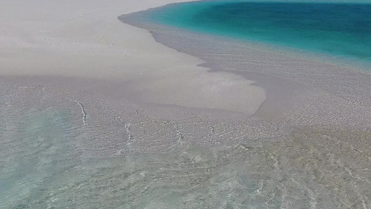 日出后白色沙子背景的绿绿海所创造的天堂岛屿海滩度假视频