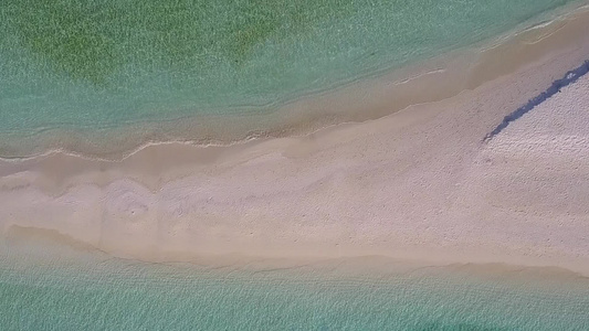 水蓝色的水和棕榈附近的白色沙滩背景的宁静度假村海滩视频