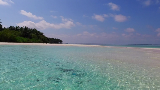 沙洲附近白沙背景蓝海热带度假海滩之旅的浪漫旅游视频