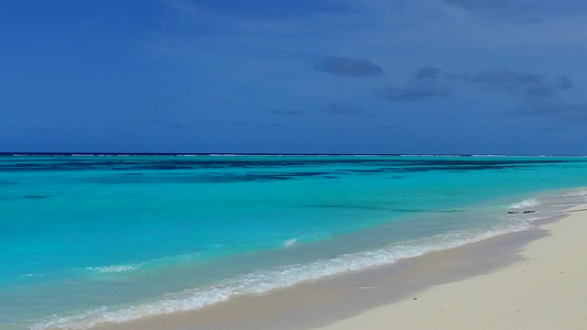 海洋湾海滩的浪漫全景在沙滩附近由透明的水和白色沙子视频