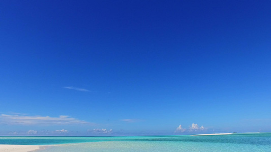热带海湾海滩航行的白天全景棕榈附近有白色沙滩背景的视频