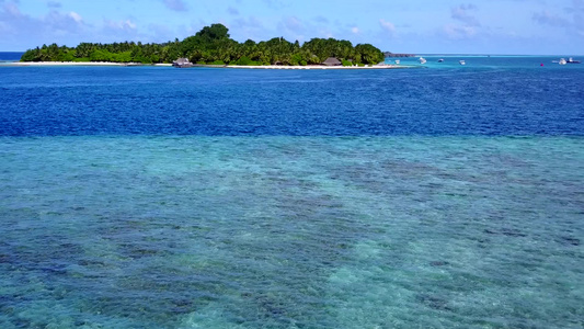 奇异岛屿海滩被蓝海冲破海浪附近有白色沙沙背景的白沙视频