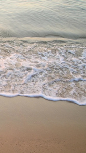 清晨海浪冲刷着沙滩旅游度假视频