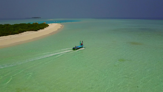 紧闭天空让海滨海滩在阳光下以白沙为背景的浅海中过着视频