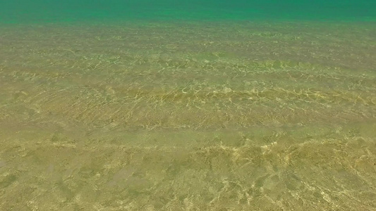 度假胜地附近白沙背景清澈的海洋天堂海岸线海滩度假的视频