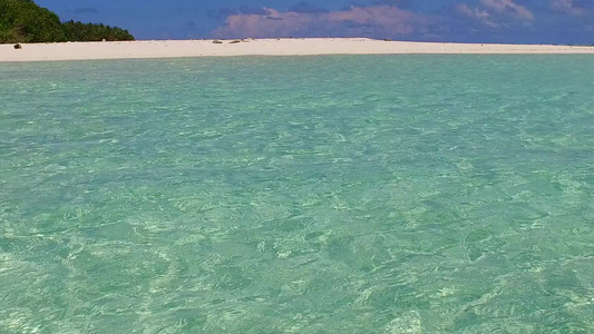 蓝色海洋和沙滩附近的白沙地背景的热带海岸海滩探险空空视频