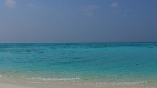 豪华的环礁湖海滩因绿绿海和日落前清洁沙滩背景而断裂视频