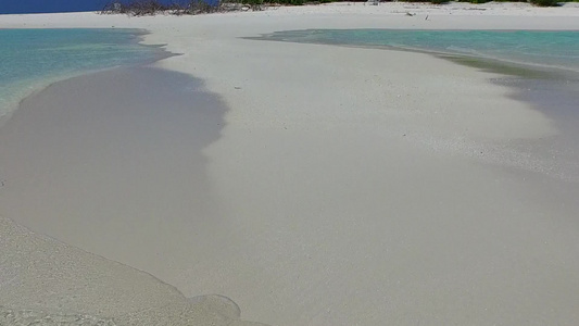 宁静的海面观海滩度假浅海和靠近度假胜地的白沙底背景视频