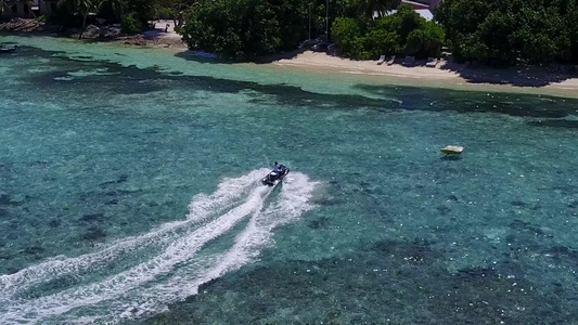 日落前蓝色海洋和白沙背景的热带海湾海滩旅程空空抽象视频