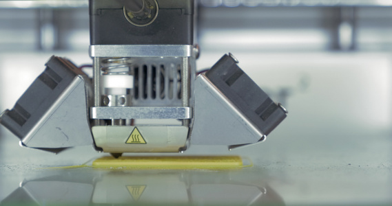 3D打印机制作黄色塑料部件视频