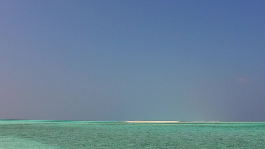 热带度假度假胜地海滩时间的浪漫风景由海面附近有白色视频