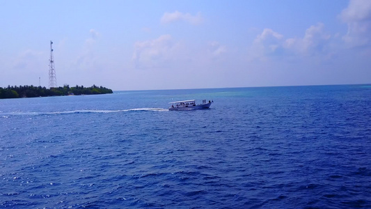 沿蓝色海洋和靠近度假胜地的白沙背景航行的蓝海和白沙视频