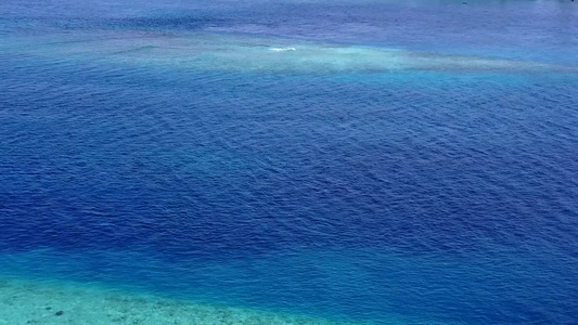 以蓝海打破沙滩在沙巴附近的浅沙背景明亮的蓝海中断裂视频