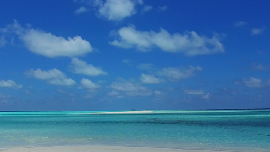 日落前白沙背景蓝水异国度假海滩之旅的夏日风景视频