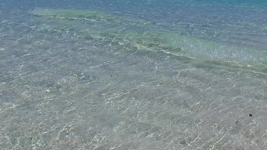 阳光明媚的天空清澈的海水和白沙滩背景在度假胜地附近视频