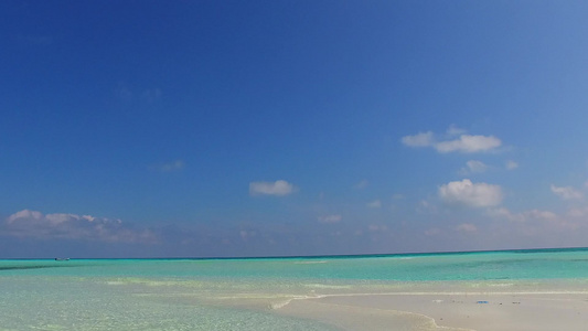 沙洲附近白沙背景的蓝色泻湖海洋旅游海滩日间海景视频