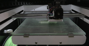 3D打印机制成白色塑料物件33秒视频