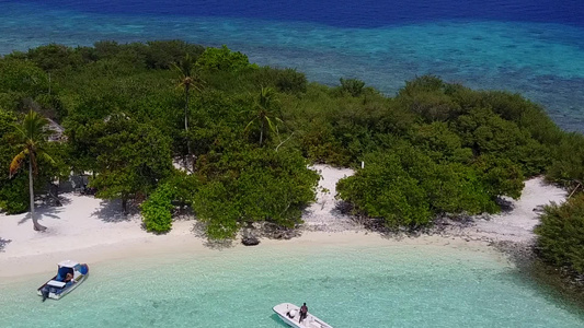 珊瑚礁附近白沙背景的蓝色泻湖宁静旅游海滩度假的浪漫视频