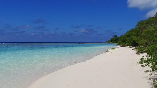 绿松石海和冲浪附近的白沙背景的豪华海景海滩冒险的温暖视频