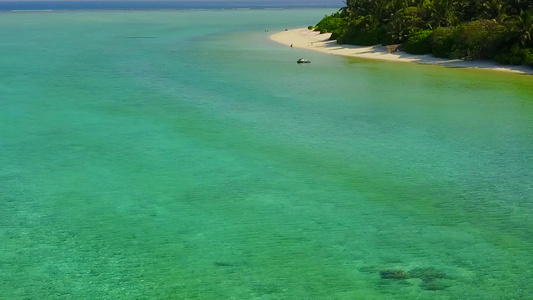 喜好度假胜地附近的绿绿水和白色沙沙底背景的海滨旅游视频