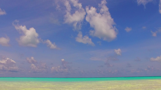 棕榈附近的绿绿水和白沙背景的黄海滨海滩之旅日间全景视频