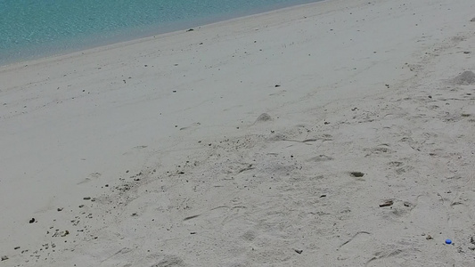 夏季旅游由海浪附近有白沙背景的绿松石环礁湖进行海湾视频