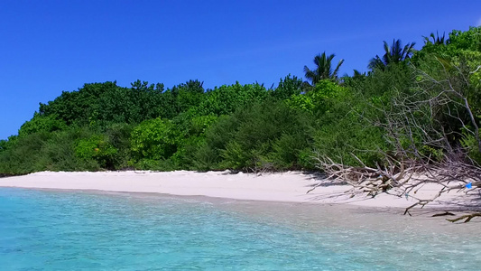 蓝环礁海浪附近有干净的沙子背景沿蓝色环礁路经海滩旅行视频