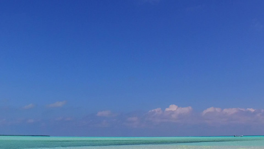 沙巴附近有白色沙滩背景的浅环礁湖航行其宁静海岸海滩视频