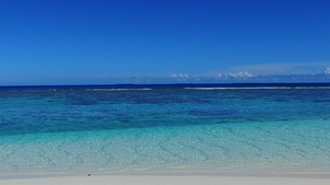 浅海白沙背景及靠近度假胜地的浅海天堂湾海滩假日的广角13秒视频