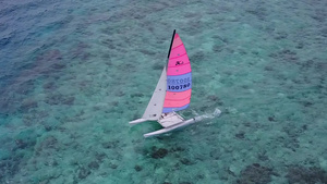 度假村附近白色沙滩背景的蓝色泻湖完美海滨海滩之旅的12秒视频