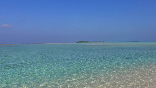 以蓝水和白色沙沙底背景在度假胜地附近航行的放松海岸视频