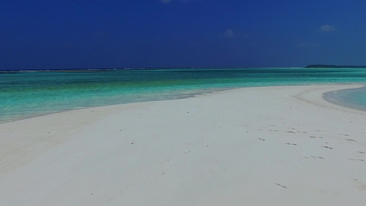 阳光明媚的宁静海岸海滩海景由蓝色海洋出游在波浪附近视频