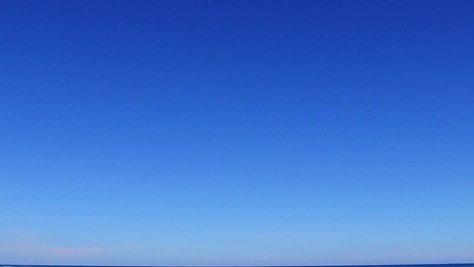 蓝环礁湖在度假胜地附近使用清洁沙土背景的蓝色环礁对视频