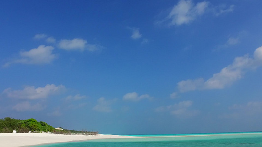 日落前蓝绿色海洋和白色沙滩背景的海洋海景海滩生活方式视频