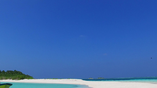 蓝海和珊瑚礁附近有白色沙子背景的蓝海旅游海滩假日其视频