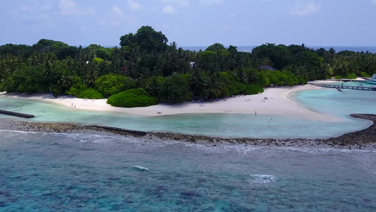 蓝海的海滩生活方式阳光下有明亮的沙滩背景;在阳光下视频