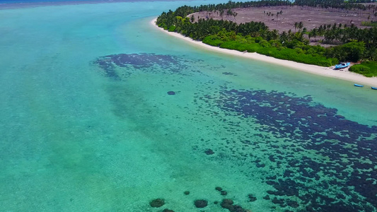 以蓝海和白沙背景在海浪附近进行奇异的海岸海滩探险视频