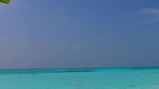 日落前蓝水和白沙背景的阳光明媚的海上海湾海滩度假旅行视频