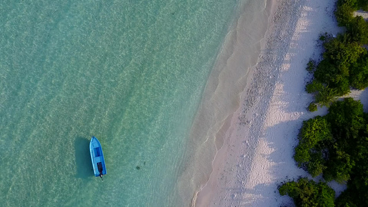 靠近礁石的蓝海和白沙背景近距离呈现豪华海景海滩生活视频