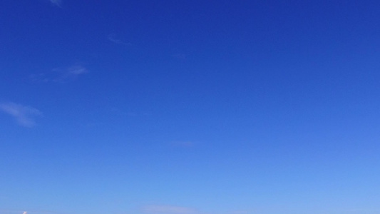 在沙洲附近的浅海和白色沙滩背景下放松海景海滩时间的视频